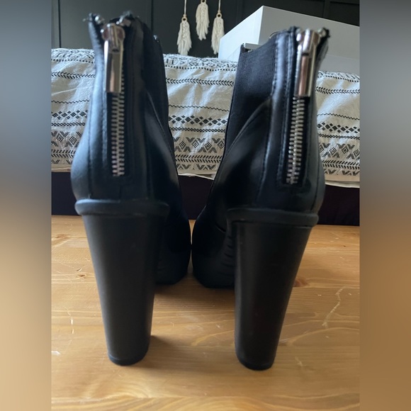 Beautiful Steve Madden chunky heel boots. Amanda 9B. Worn once. - Picture 3 of 6